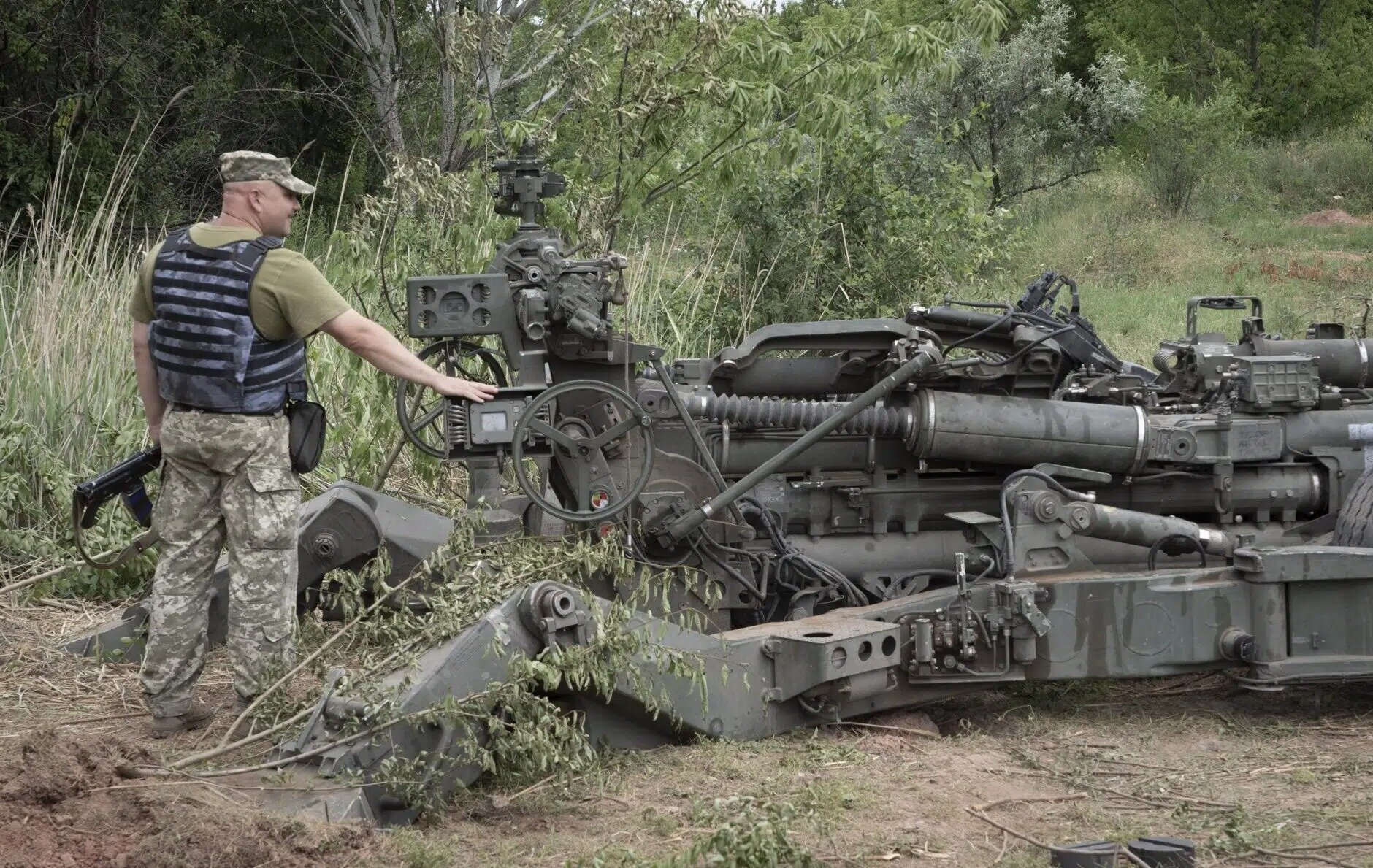 Sử dụng lựu pháo M777 Mỹ - Kinh nghiệm đau thương của binh sĩ Ukraine - 2