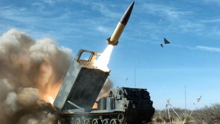 Mỹ cân nhắc gửi tên lửa tầm xa ATACMS cho Ukraine - 1