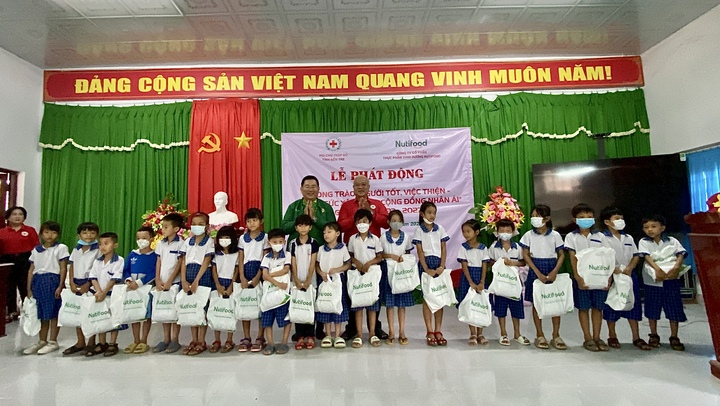 NutiFood tặng hàng nghìn phần quà cho trẻ em nghèo dịp Tết thiếu nhi - 1