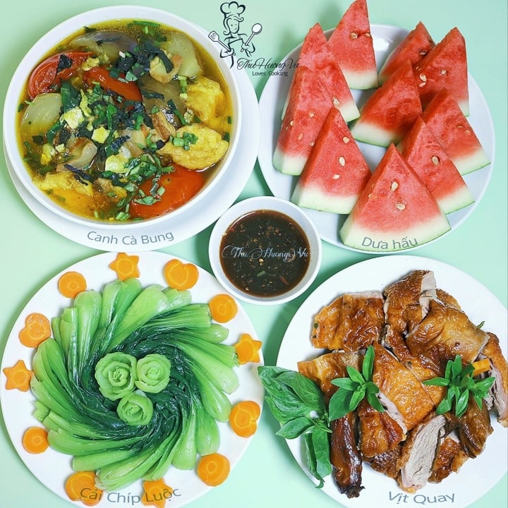 Mâm cơm gồm vịt quay Quảng Đông, canh cà tím, rau củ hầm và dưa hấu tráng miệng.