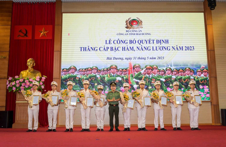 Giám đốc Công an tỉnh Hải Dương được thăng hàm đại tá trước niên hạn - 1