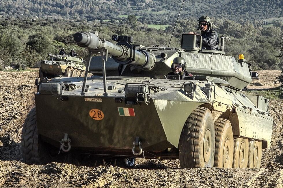 Italia bí mật cử 'thợ săn xe tăng' tới Ukraine? - 1