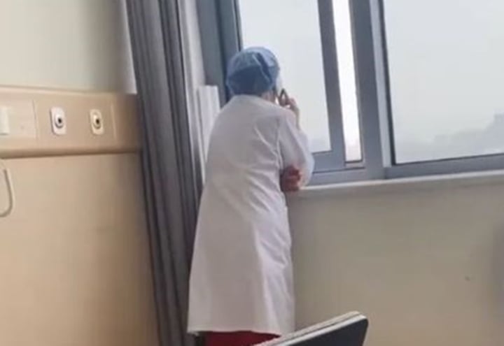 Bác sĩ nghe điện thoại 20 phút trong khi bệnh nhân chờ đợi - 1
