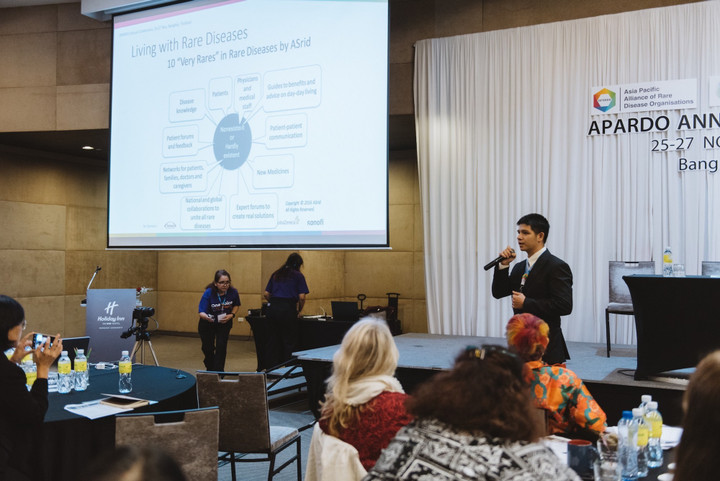 Mắc 2 bệnh hiếm cùng lúc, bác sĩ trẻ quyết tâm giúp đỡ trẻ em đồng cảnh ngộ - 2