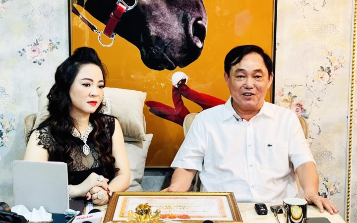 Ông HUỳnh Uy Dũng và Nguyễn Phương Hằng trong buổi livestream.