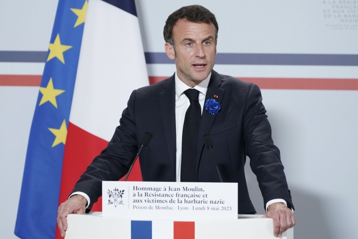 Ông Macron: Phương Tây có thể thay đổi hỗ trợ Ukraine nếu xung đột kéo dài - 1