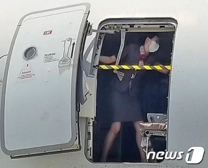 Sự thật ảnh tiếp viên Hàn Quốc 'lấy thân chắn cửa thoát hiểm' giữa không trung - 1