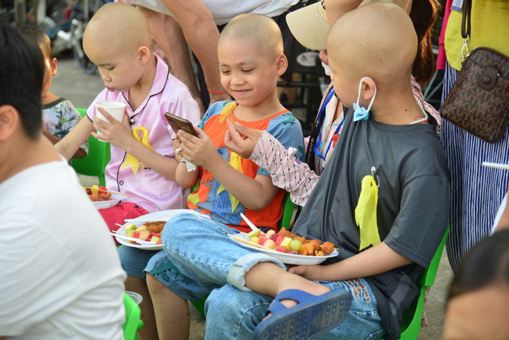 Người mẹ bật khóc lâu lắm mới thấy nụ cười hạnh phúc của 'chiến binh đầu trọc' - 7