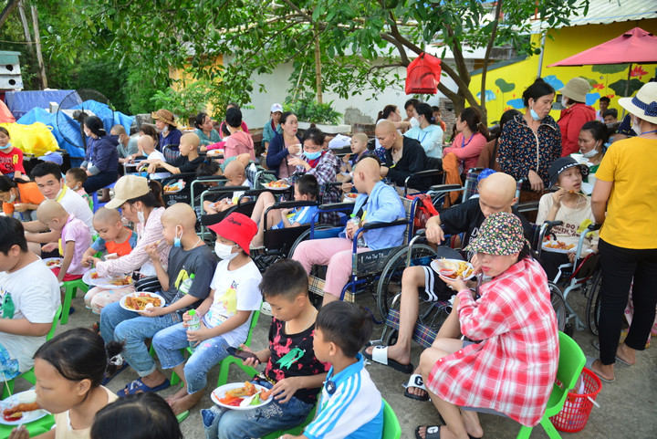 Người mẹ bật khóc lâu lắm mới thấy nụ cười hạnh phúc của 'chiến binh đầu trọc' - 1