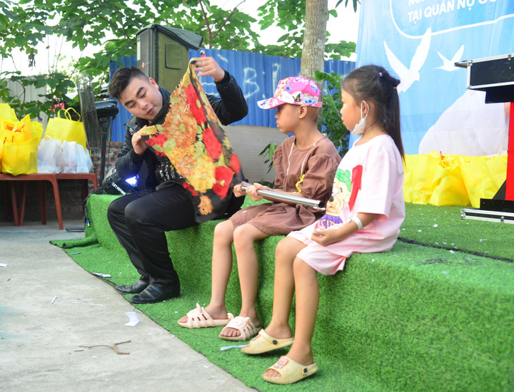 Người mẹ bật khóc lâu lắm mới thấy nụ cười hạnh phúc của 'chiến binh đầu trọc' - 4