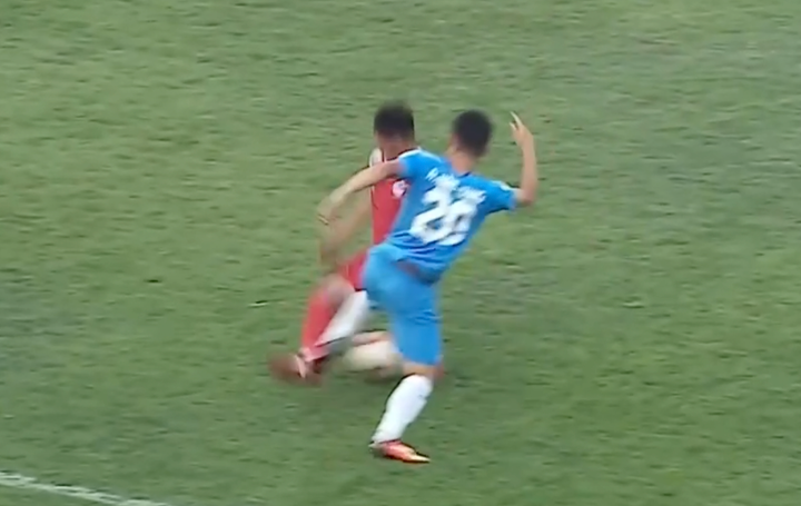 Hứng pha vào bóng rợn người, tiền đạo U22 Việt Nam nói 'suýt gãy chân' - 1