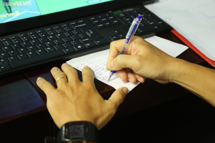 Cận cảnh trọng tài Việt Nam học cách sử dụng thiết bị VAR chuẩn FIFA - 10