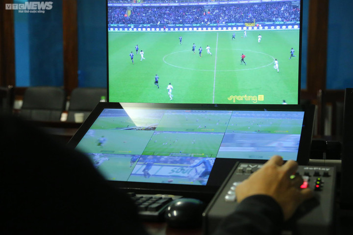Cận cảnh trọng tài Việt Nam học cách sử dụng thiết bị VAR chuẩn FIFA - 11
