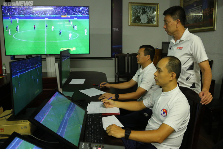 Cận cảnh trọng tài Việt Nam học cách sử dụng thiết bị VAR chuẩn FIFA - 12