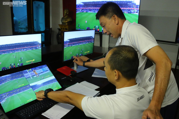 Cận cảnh trọng tài Việt Nam học cách sử dụng thiết bị VAR chuẩn FIFA - 5