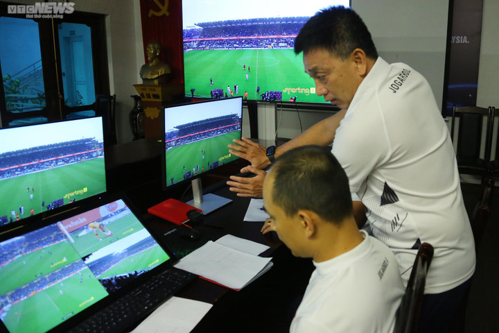 Cận cảnh trọng tài Việt Nam học cách sử dụng thiết bị VAR chuẩn FIFA - 6