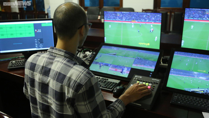 Cận cảnh trọng tài Việt Nam học cách sử dụng thiết bị VAR chuẩn FIFA - 7