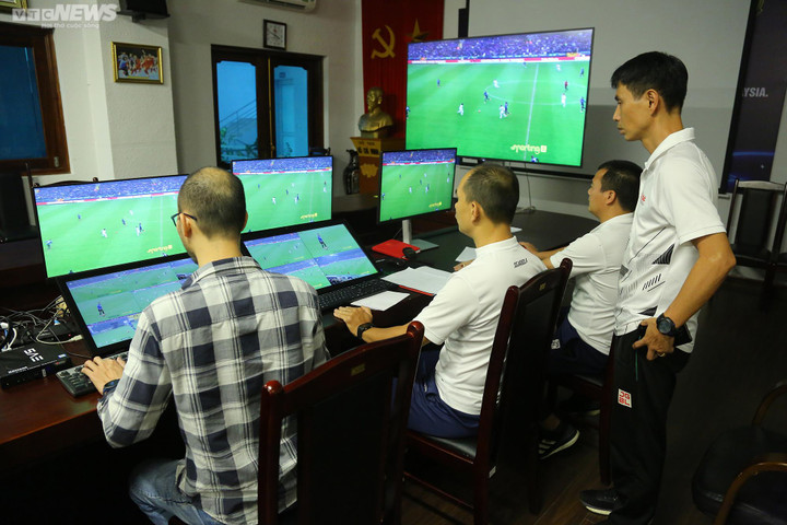 Cận cảnh trọng tài Việt Nam học cách sử dụng thiết bị VAR chuẩn FIFA - 8