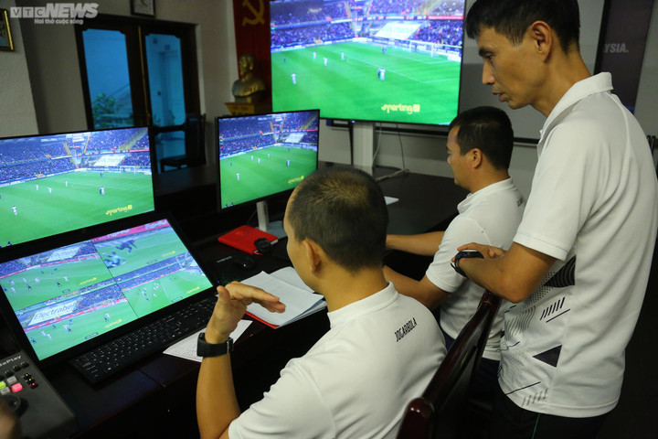 Cận cảnh trọng tài Việt Nam học cách sử dụng thiết bị VAR chuẩn FIFA - 9