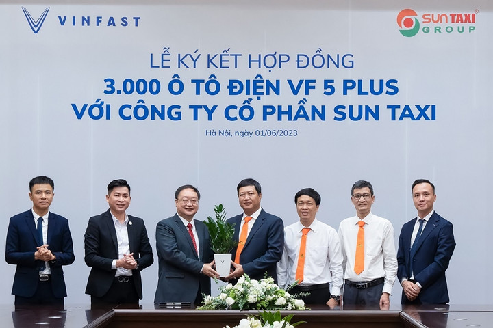 Sun Taxi mua 3.000 ô tô điện VinFast VF 5 Plus - 1