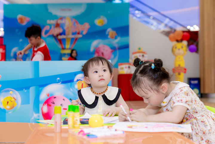 Không khí vui tươi gắn kết gia đình tại các trung tâm thương mại dịp 1/6 - 1