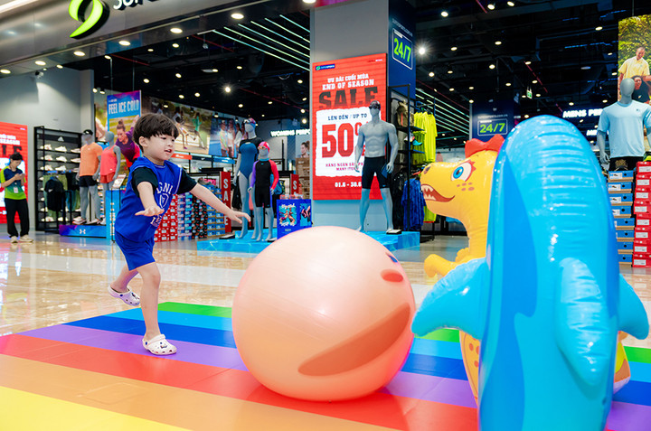 Không khí vui tươi gắn kết gia đình tại các trung tâm thương mại dịp 1/6 - 2