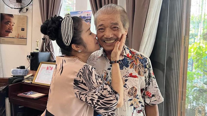 NSND Trần Hiếu U90 vẫn luyện thanh, được vợ thứ 3 chăm như em bé - 2