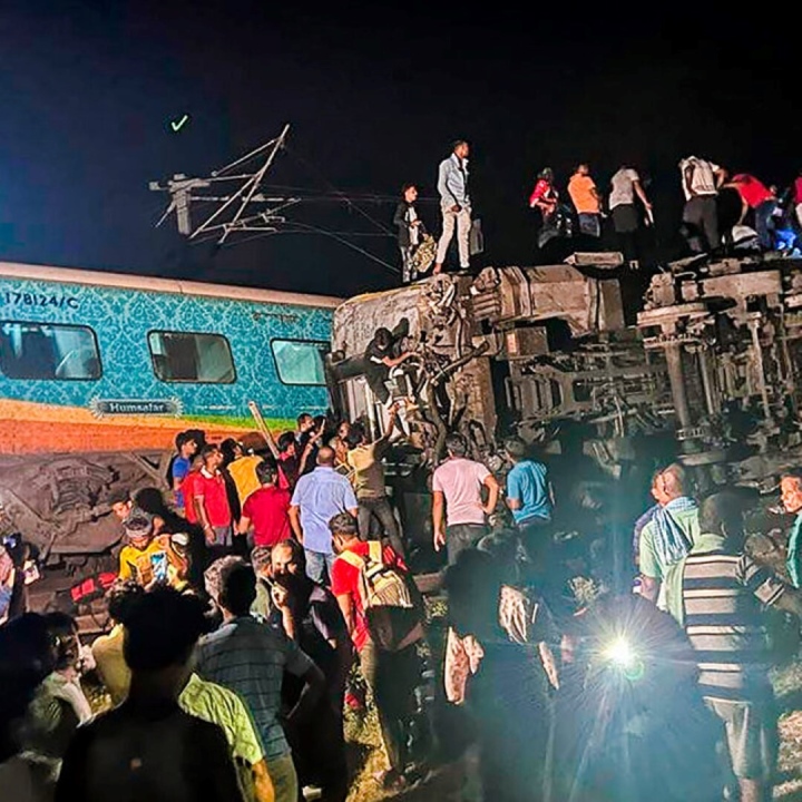 Nạn nhân sống sót trong tai nạn 3 tàu đâm vào nhau ở Ấn Độ: 15 người đè lên tôi - 3