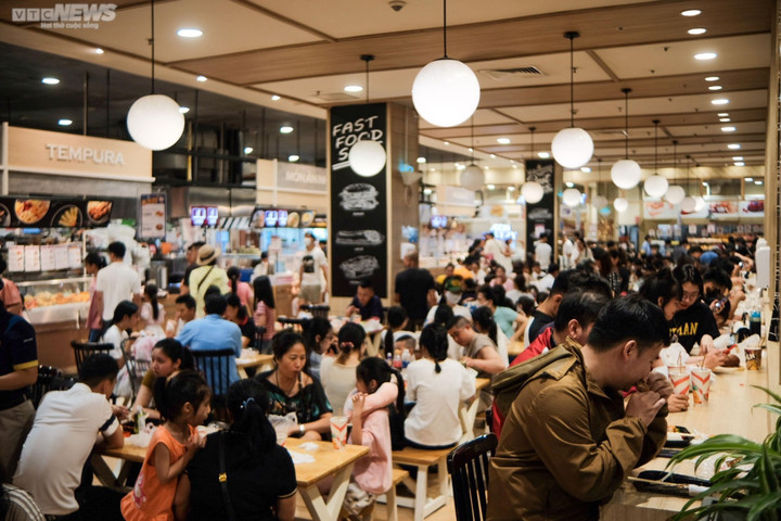 Nhiều người kéo nhau đến trung tâm thương mại không phải để mua sắm mà chỉ để tránh nóng cho đỡ tốn tiền điều hòa. (Ảnh: Long Minh)