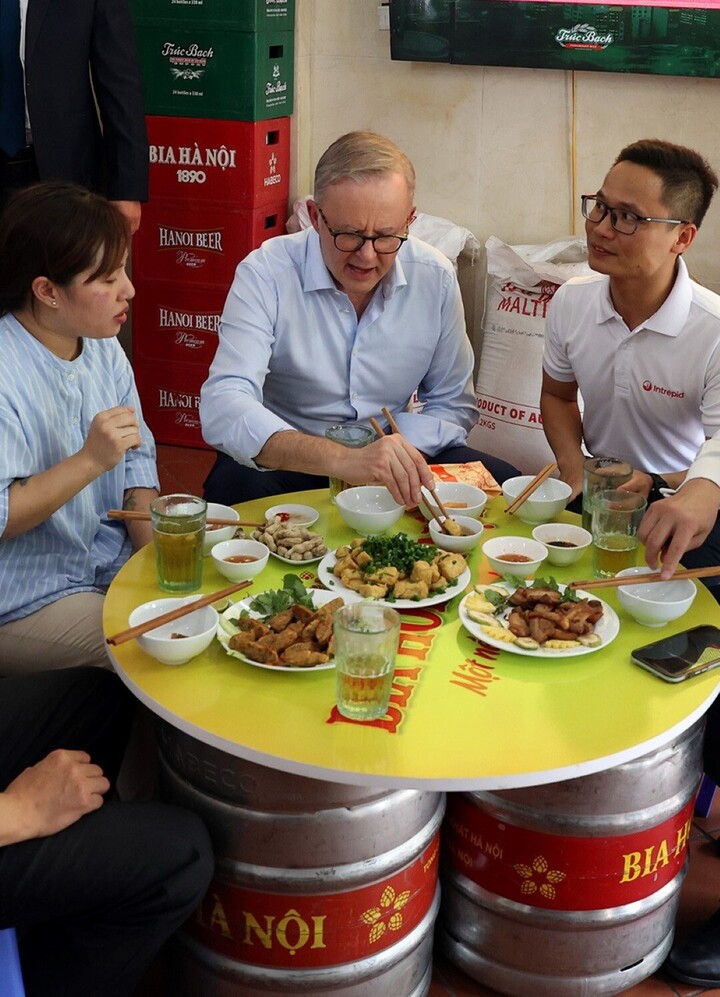 Thủ tướng Australia uống bia hơi, ăn bánh mỳ Hà Nội - 2