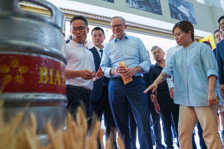Thủ tướng Australia uống bia hơi, ăn bánh mỳ Hà Nội - 4