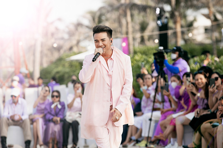 Con trai 3 tuổi của Đàm Vĩnh Hưng lần đầu diễn thời trang cùng bố - 5