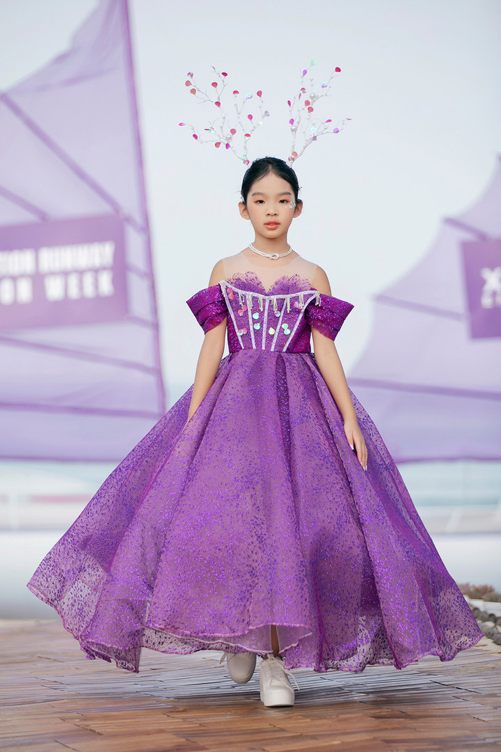 Con trai 3 tuổi của Đàm Vĩnh Hưng lần đầu diễn thời trang cùng bố - 8