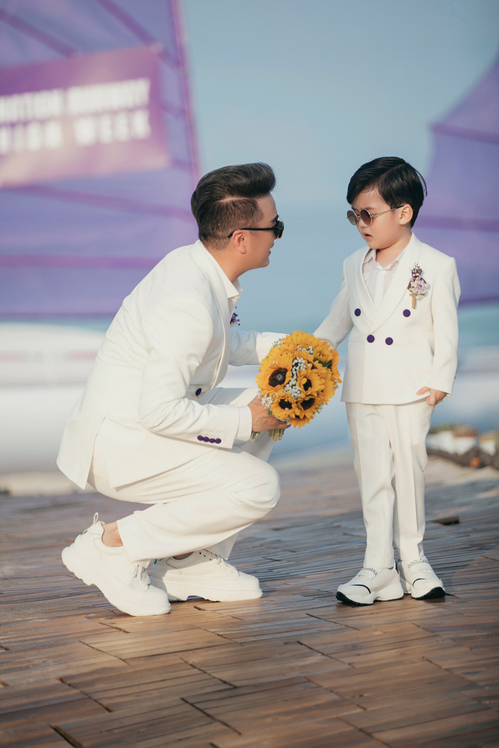 Con trai 3 tuổi của Đàm Vĩnh Hưng lần đầu diễn thời trang cùng bố - 3