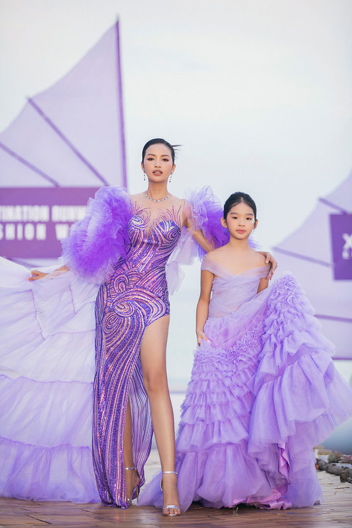 Con trai 3 tuổi của Đàm Vĩnh Hưng lần đầu diễn thời trang cùng bố - 7