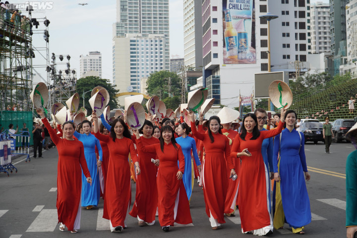 Hơn 6.000 tà áo dài xuống phố biển, đăng ký tham gia xác lập kỷ lục Việt Nam - 6