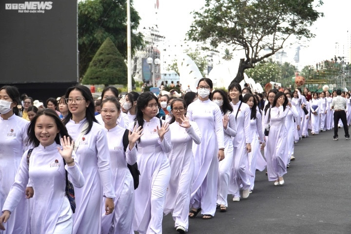 Hơn 6.000 tà áo dài xuống phố biển, đăng ký tham gia xác lập kỷ lục Việt Nam - 3