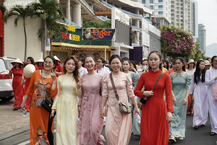 Hơn 6.000 tà áo dài xuống phố biển, đăng ký tham gia xác lập kỷ lục Việt Nam - 8