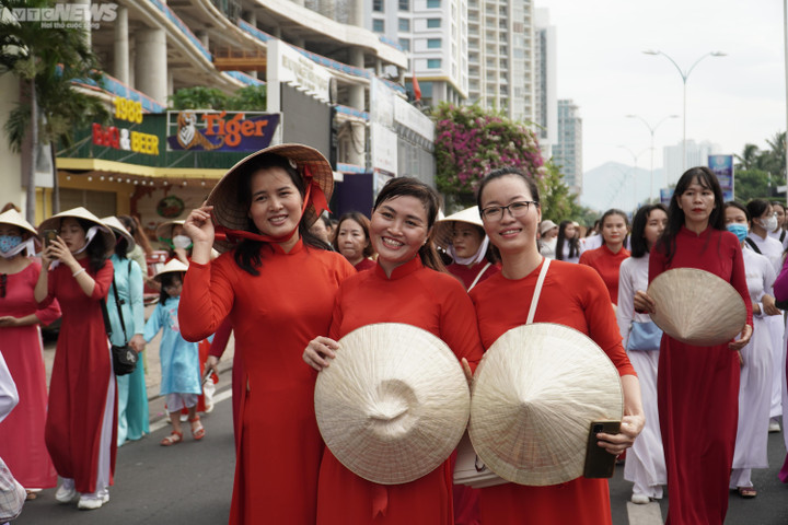 Hơn 6.000 tà áo dài xuống phố biển, đăng ký tham gia xác lập kỷ lục Việt Nam - 5