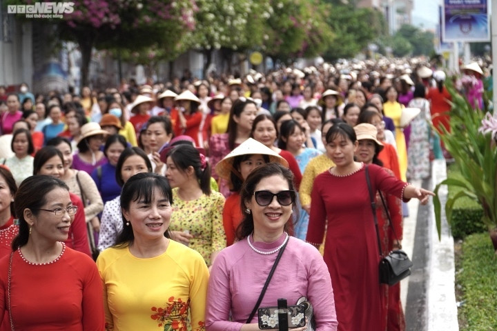 Hơn 6.000 tà áo dài xuống phố biển, đăng ký tham gia xác lập kỷ lục Việt Nam - 1