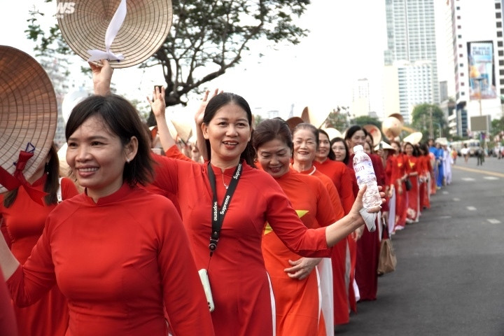 Hơn 6.000 tà áo dài xuống phố biển, đăng ký tham gia xác lập kỷ lục Việt Nam - 4