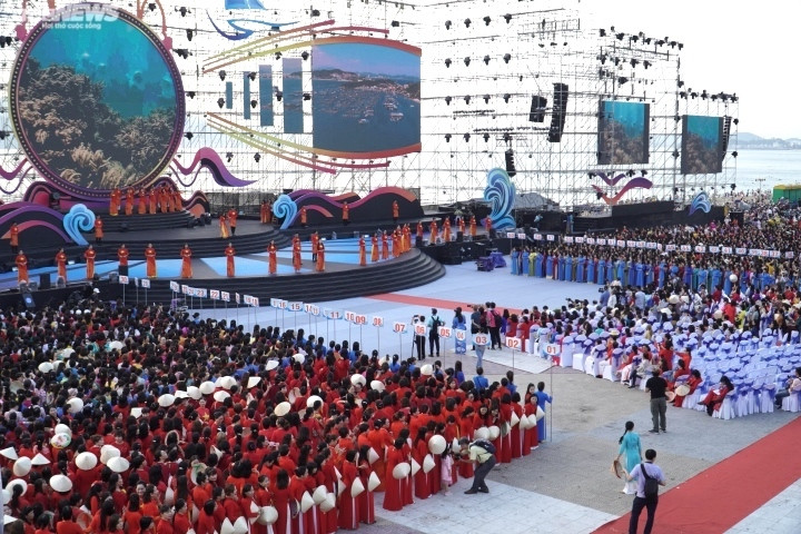 Hơn 6.000 tà áo dài xuống phố biển, đăng ký tham gia xác lập kỷ lục Việt Nam - 9