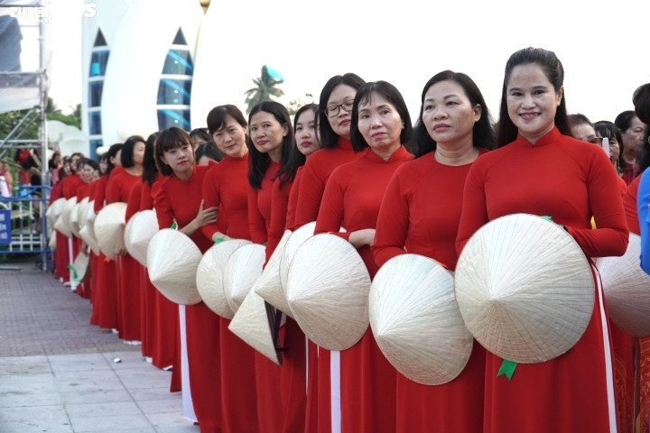 Hơn 6.000 tà áo dài xuống phố biển, đăng ký tham gia xác lập kỷ lục Việt Nam - 7