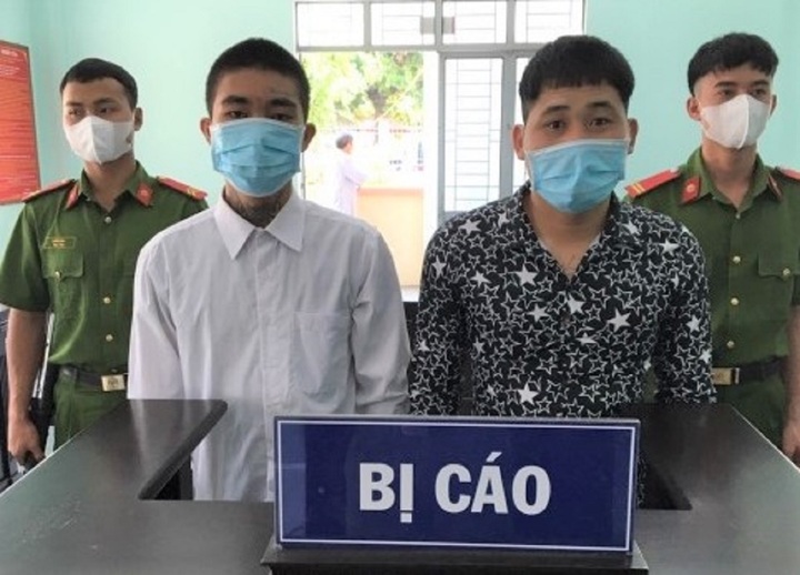 Cướp giật tài sản của các cụ già bán vé số, 2 thanh niên lãnh án tù - 1