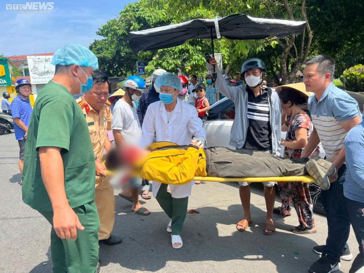 Cán bộ CSGT và cảnh sát hình sự cứu nam shipper bị choáng, ngã xe trên đường - 1