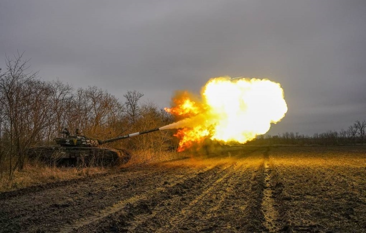  Nga nã loạt tên lửa chính xác tầm xa vào căn cứ không quân Ukraine  - 1