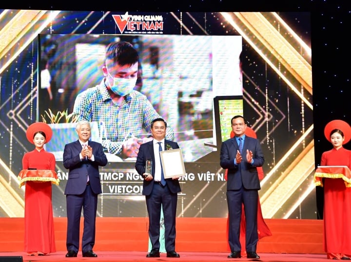 Vietcombank được vinh danh tại Chương trình Vinh quang Việt Nam lần thứ 18 - 1