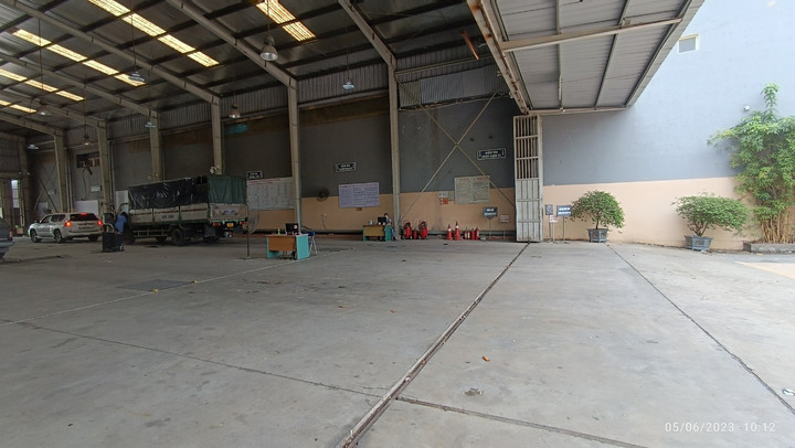 Cảnh khó tin ở trung tâm đăng kiểm, nhân viên rảnh việc ngồi chơi - 4