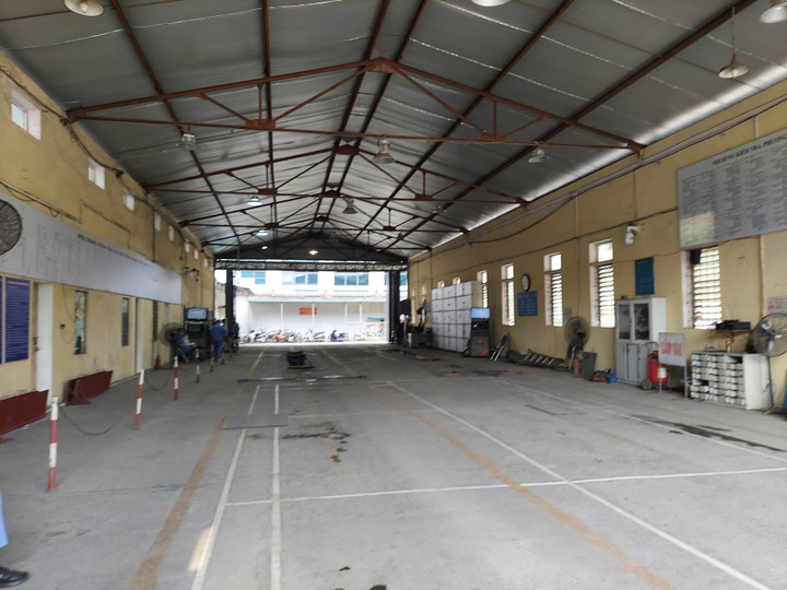 Cảnh khó tin ở trung tâm đăng kiểm, nhân viên rảnh việc ngồi chơi - 2