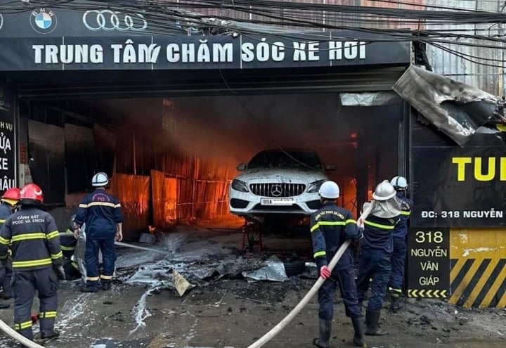 Hà Nội: Gara ô tô bốc cháy, xe Mercedes bị thiêu rụi - 2